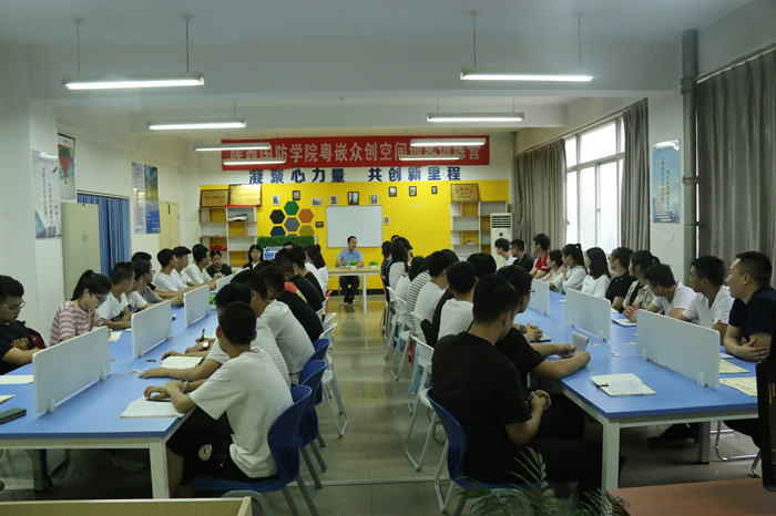 计算机与软件学院召开学生会总结表彰暨学生代表座谈会1_副本.jpg